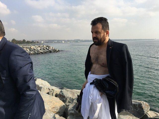 (&ouml;zel) Avcılar&rsquo;da Denize D&uuml;şen Adamı Kurtarmak İ&ccedil;in Buz Gibi Suya Atladı 2