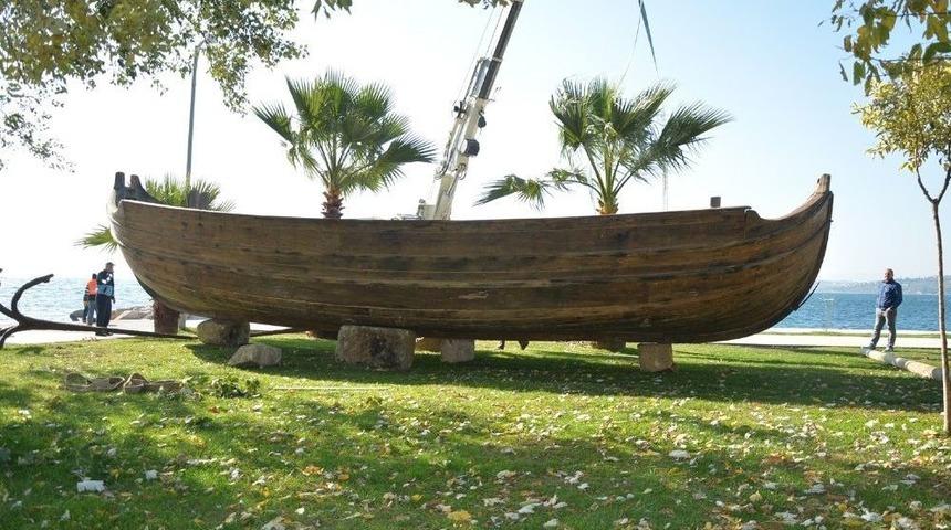 Sinop&rsquo;ta Aşıklar Caddesi&rsquo;ne Nostaljik Tekne Konuldu