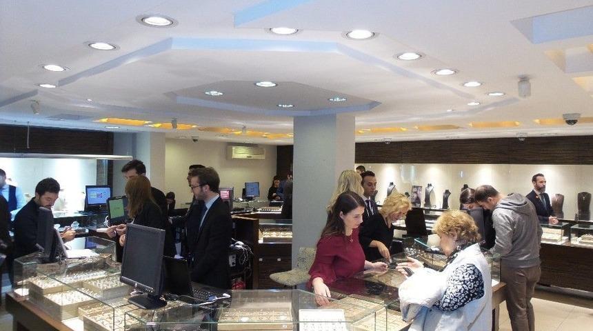 Vatandaşlar İndirimli Altın Ve Pırlantalara Yoğun İlgi G&ouml;sterdi