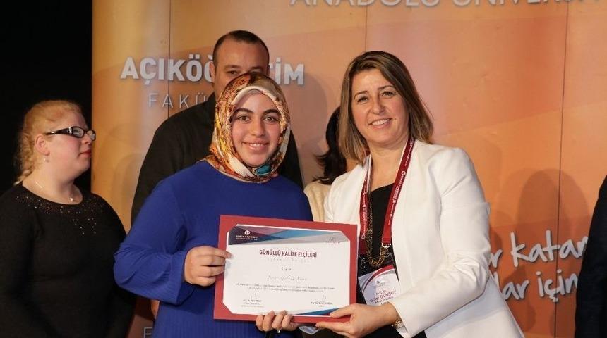 A&ccedil;ık &Ouml;ğretim Fak&uuml;ltesinin Başarılı &Ouml;ğrencileri Belgelerini Aldı