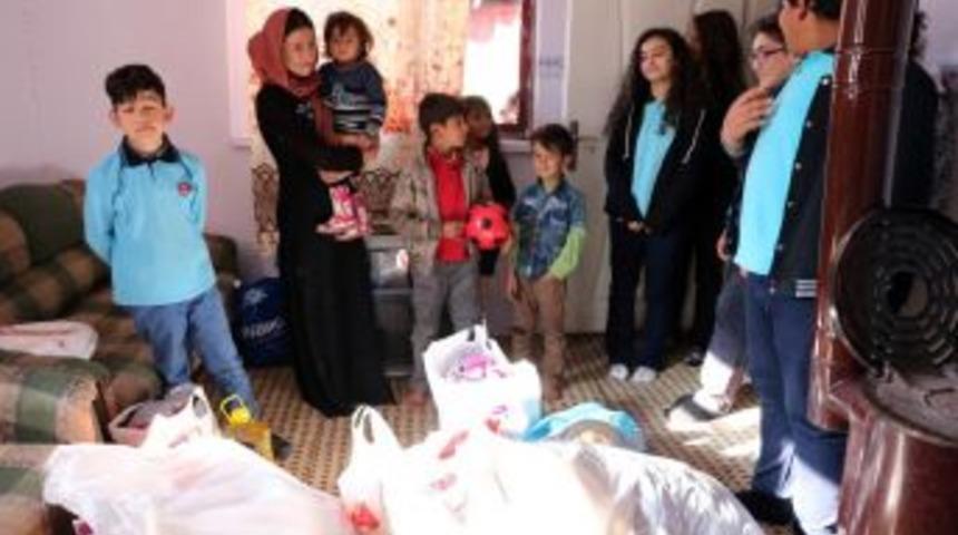 &Ouml;ğrenciler, Sığınmacı Ailelere Yardımda Bulundu