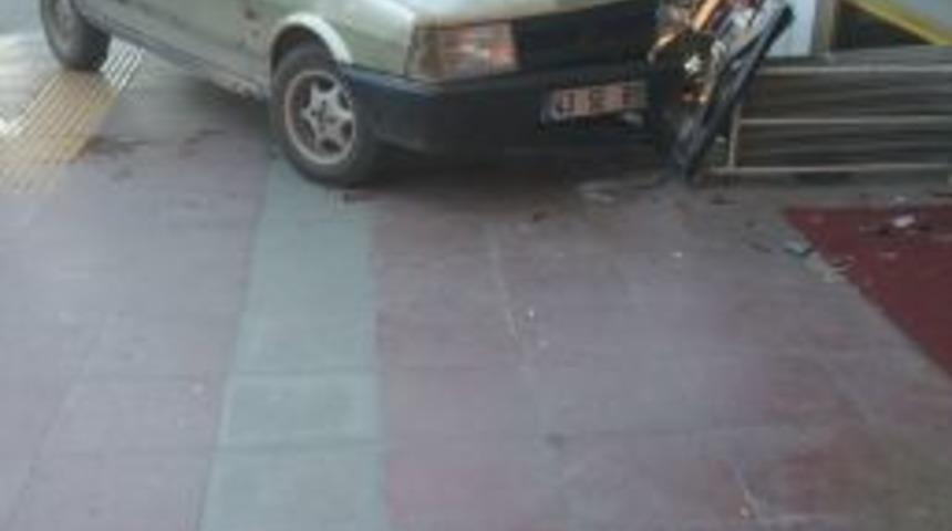 Otomobilin Kaldırımda Y&uuml;r&uuml;yen 2 Kadın Ve Bir &Ccedil;ocuğa &Ccedil;arpma Anı Kamerada