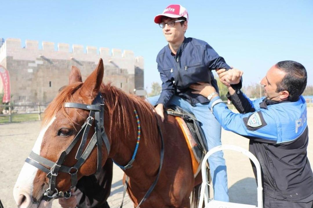 (&ouml;zel Haber) Engelli Ve Şehit Yakını &Ccedil;ocuklar İ&ccedil;in At Şenliği D&uuml;zenlendi