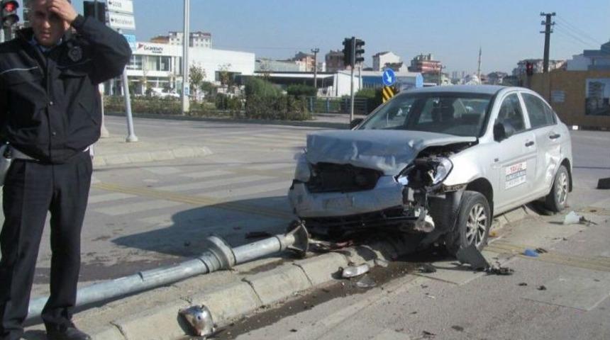 Kırmızı Işık İhlali Kazaya Neden Oldu: 4 Yaralı