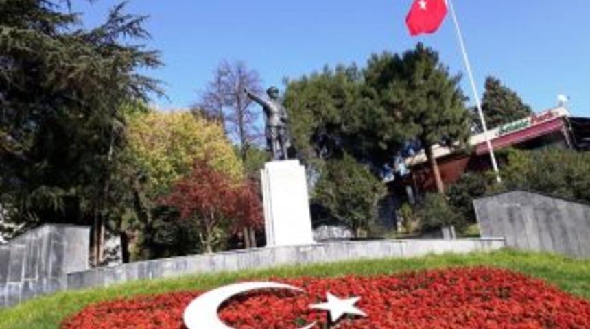 Atat&uuml;rk Heykeli &Ccedil;evresine Kırmızı &Ccedil;i&ccedil;ekler