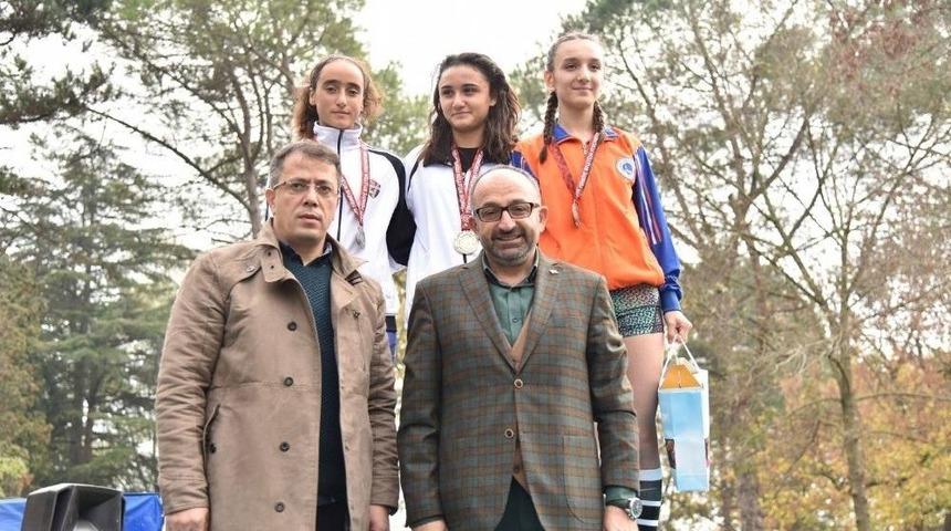 &Ouml;d&uuml;lleri Başkan H&uuml;seyin &Uuml;z&uuml;lmez Verdi