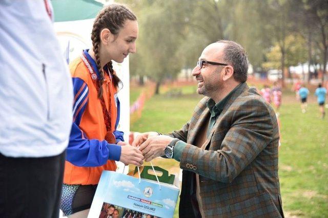 Ödülleri Başkan Hüseyin Üzülmez Verdi