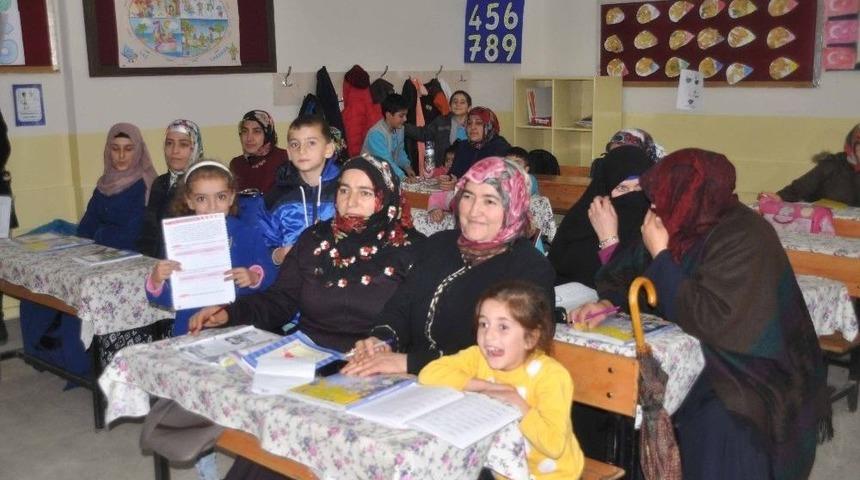 Anne Ve &Ccedil;ocukları Aynı Sırada Eğitim G&ouml;r&uuml;yor