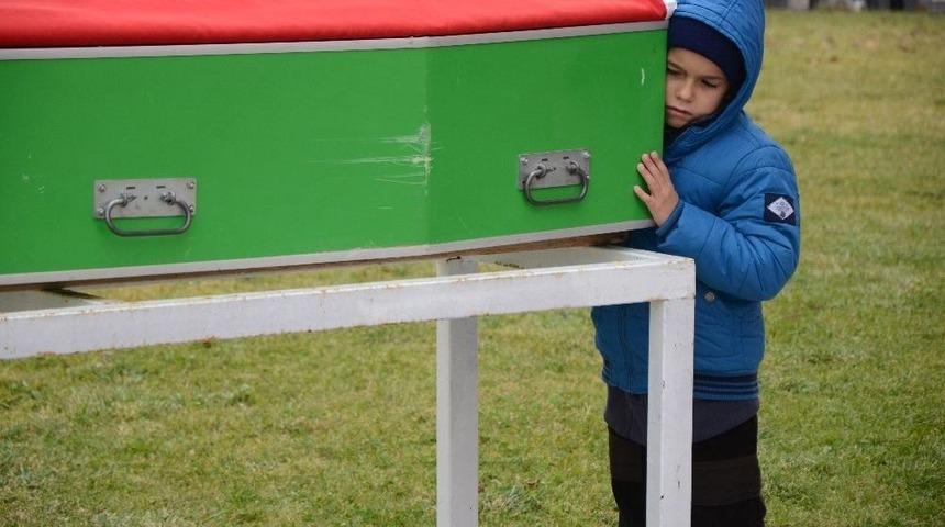 Babasının Tabutunun Yanından Bir An Bile Ayrılmadı