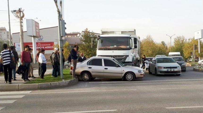 Kamyonun &Ouml;n&uuml;nden D&ouml;n&uuml;ş Yapmak İsteyen Otomobile Kamyon &Ccedil;arptı