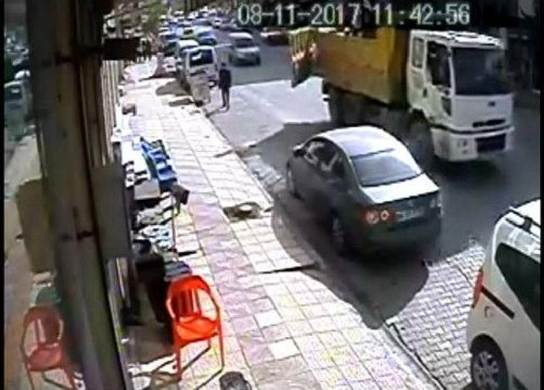 Kamyonun A&ccedil;ık Kalan Kapağı Faciaya Neden Oluyordu