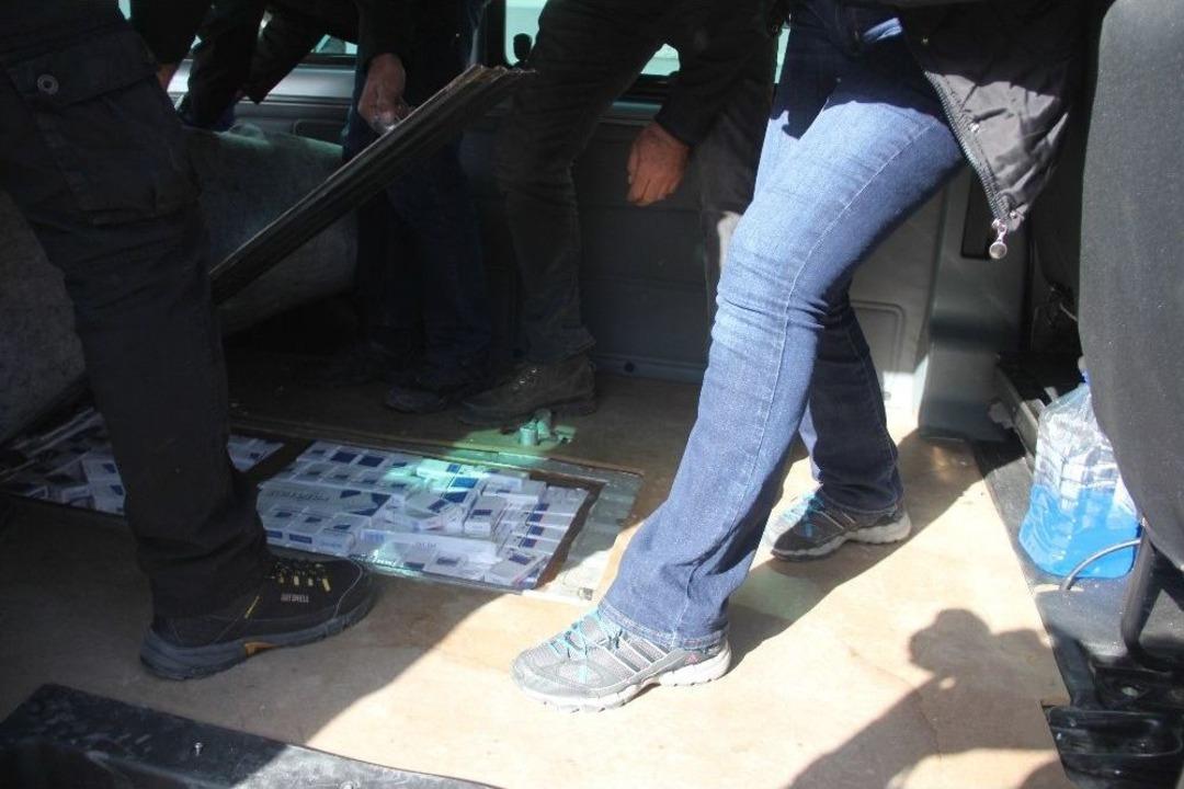 Minib&uuml;s&uuml;n Zulasından 5 Bin 600 Paket Ka&ccedil;ak Sigara &Ccedil;ıktı