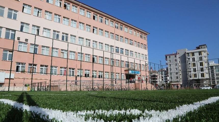 Atakum&rsquo;dan Okula Halı Saha