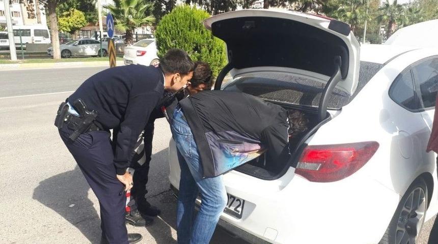 Ş&uuml;pheli Otomobil Didik Didik Arandı