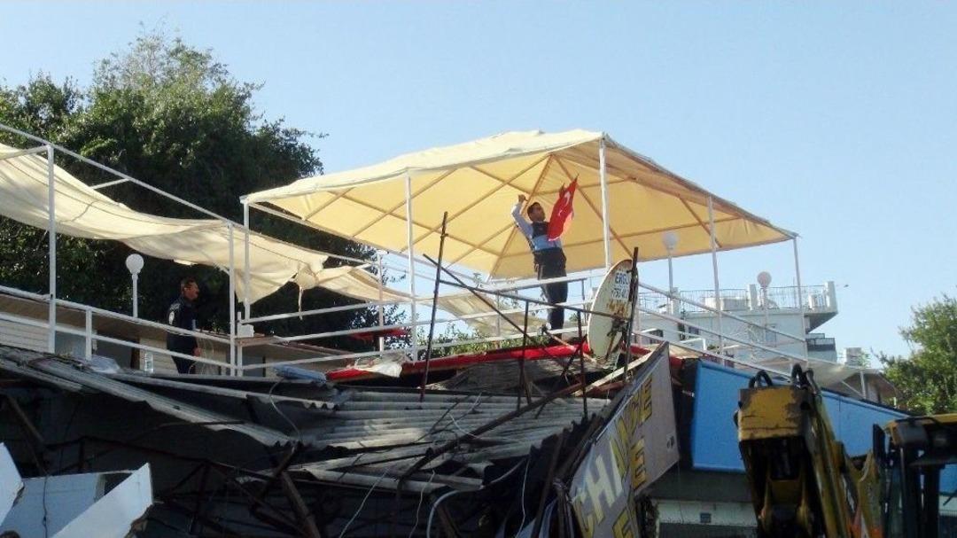 Ka&ccedil;ak Yapı Yıkımında Zabıtanın T&uuml;rk Bayrağı Hassasiyeti