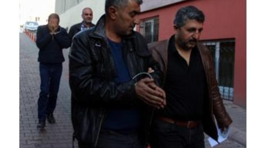 69 Bin 800 Paket Ka&ccedil;ak Sigarayla Yakalanan Şahıslar Adliyeye &Ccedil;ıkarıldı