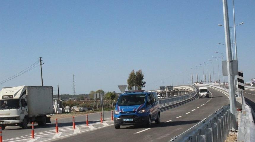 Manavgat&rsquo;ın İlk K&ouml;pr&uuml;l&uuml; Kavşağı Ara&ccedil; Trafiğine A&ccedil;ıldı