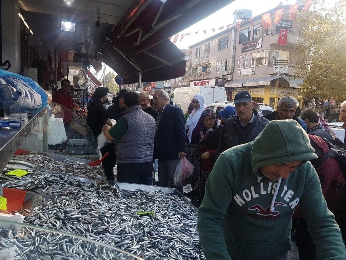 Beş Liraya D&uuml;şen Hamsi Vatandaşın Y&uuml;z&uuml;n&uuml; G&uuml;ld&uuml;rd&uuml;