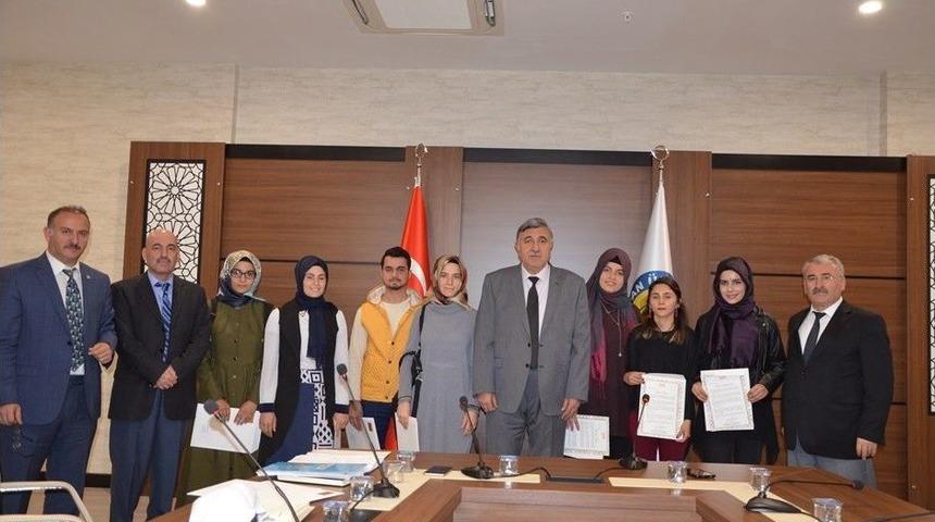 Harran &Uuml;niversitesi&rsquo;ne Birincilikle Yerleşenlere Kutlama Belgesi