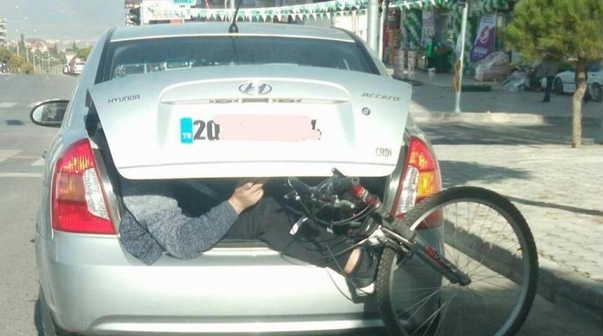 Bisikletle Birlikte Otomobilin Bagajına Bindi