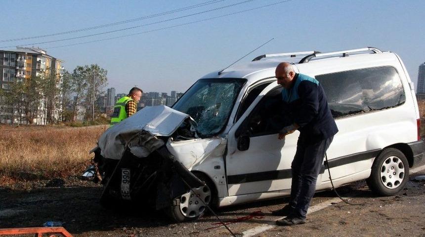 Hafif Ticari Ara&ccedil; Kamyona &Ccedil;arptı: 1 Yaralı