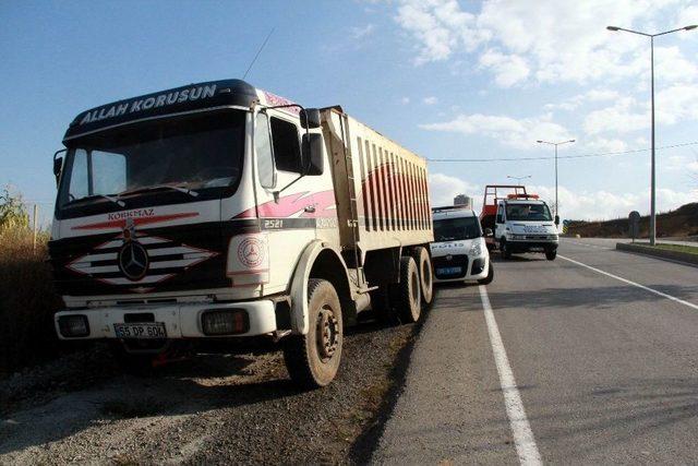 Hafif Ticari Ara&ccedil; Kamyona &Ccedil;arptı: 1 Yaralı 1