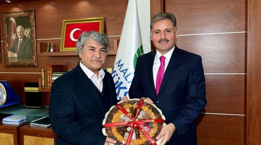 H&uuml;lya Ko&ccedil;yiğit Ve Mesut U&ccedil;akan&rsquo;dan Başkan &Ccedil;akır&rsquo;a Ziyaret