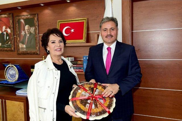 H&uuml;lya Ko&ccedil;yiğit Ve Mesut U&ccedil;akan&rsquo;dan Başkan &Ccedil;akır&rsquo;a Ziyaret 2