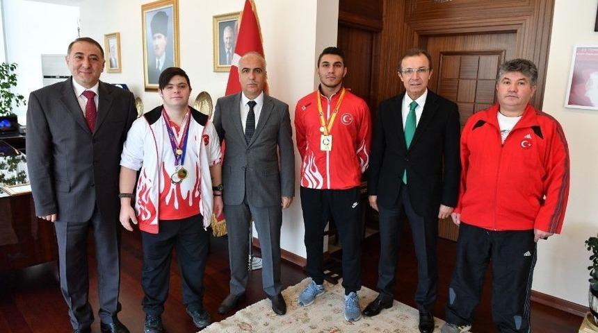 Vali Karahan Şampiyon Sporcuları Ağırladı