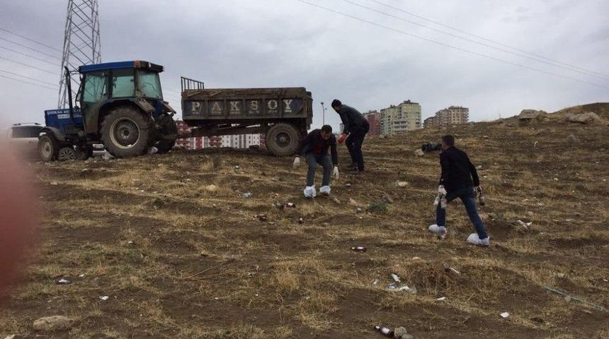 Şırnaklı Gen&ccedil;ler, &Ccedil;evreyolundaki Şişeleri Temizledi