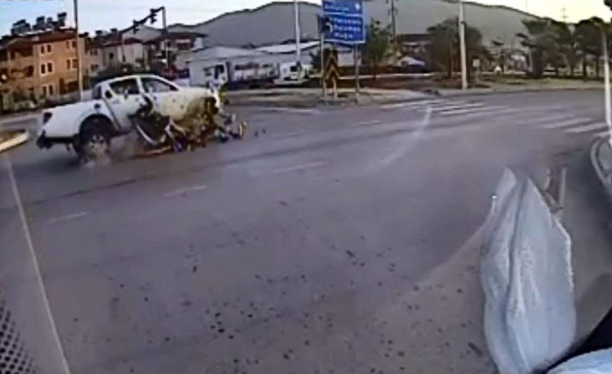 Kamyonet İle Motosiklet &Ccedil;arpıştı: 1&rsquo;i Ağır 2 Yaralı