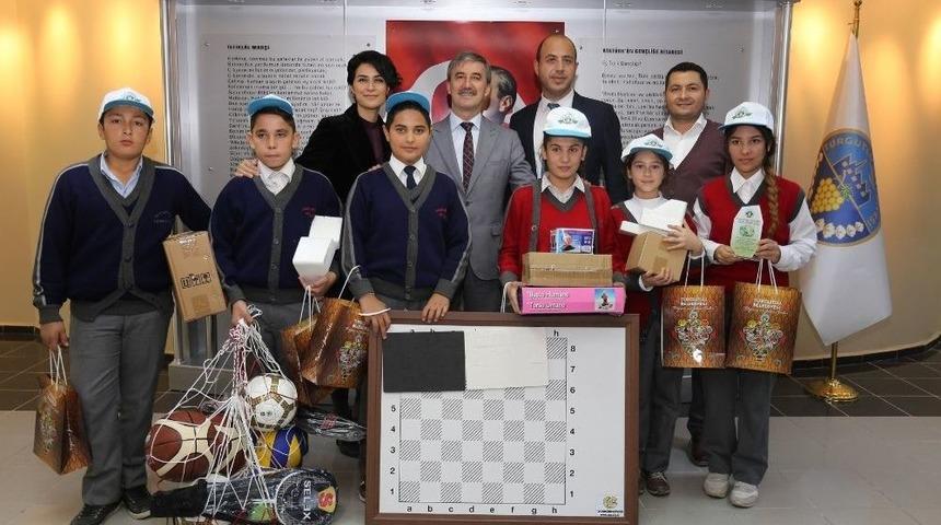 &Ccedil;evreci &Ouml;ğrenciler &Ouml;d&uuml;llerini Başkan Şirin&rsquo;den Aldı