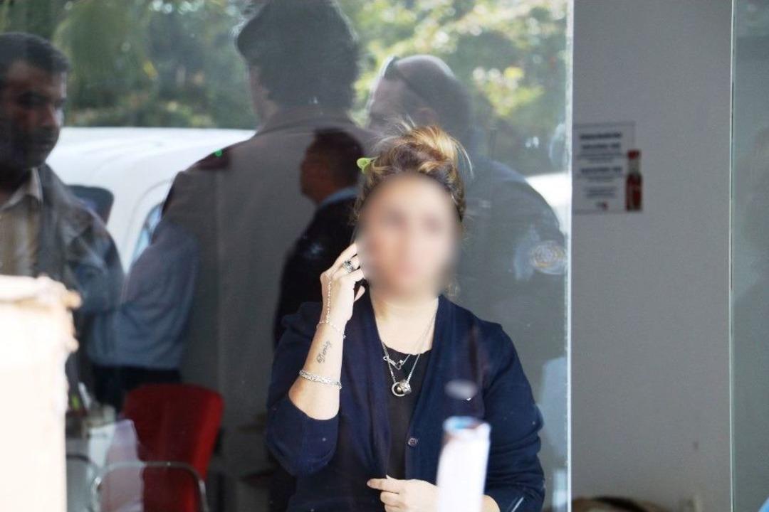 (d&uuml;zeltme) Cep Telefonu Yerine Şişme Kadın Gelince Kargo G&ouml;revlisini Gasp Etti