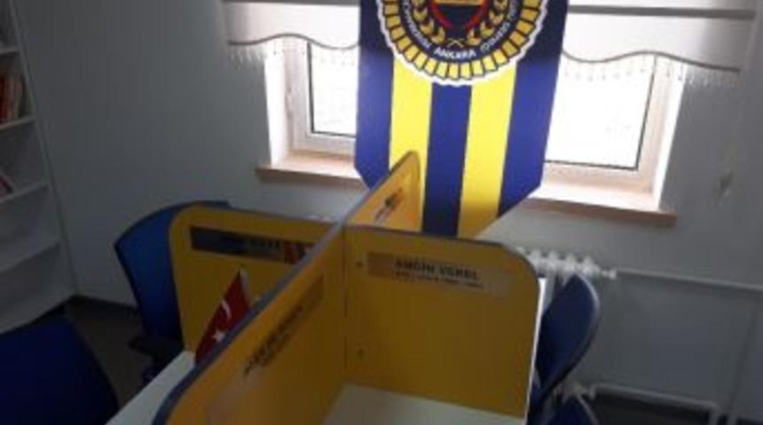 Fenerbah&ccedil;eli İş Adamlarından Ortaokula K&uuml;t&uuml;phane Desteği