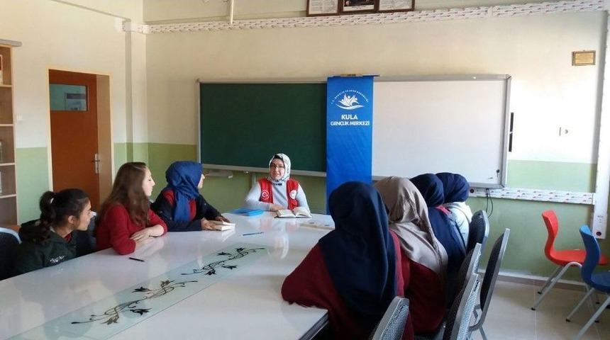 Kula&rsquo;da Gen&ccedil;ler Kitap Okuma Halkaları Oluşturuyor