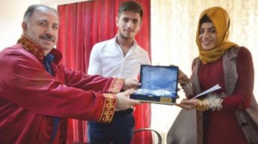 Yeni Evlenen &Ccedil;iftlerin Kahve Fincanı Belediyeden