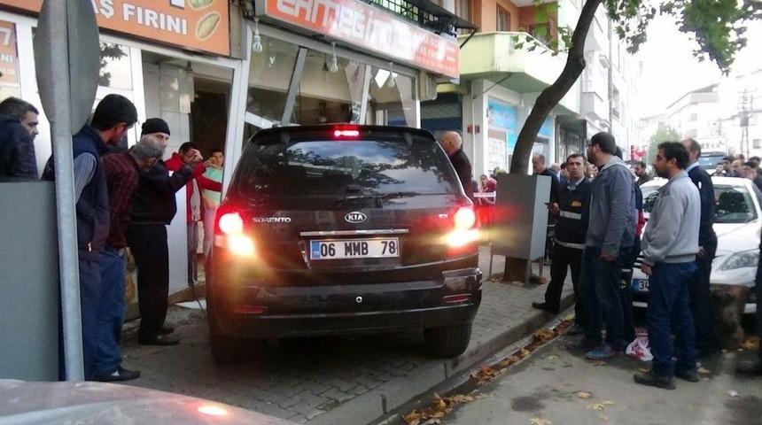 Kontrolden &Ccedil;ıkan Otomobil Fırına Girdi