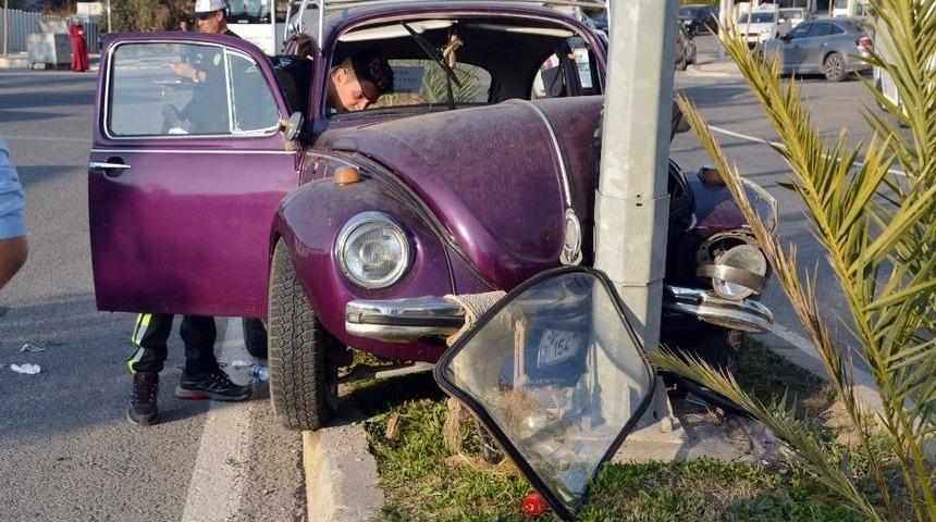 Otomobil Elektrik Direğine &Ccedil;arptı: 2 Yaralı