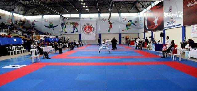 T&uuml;rkiye Karate Şampiyonası &Ccedil;erkezk&ouml;y&rsquo;de Başladı 1