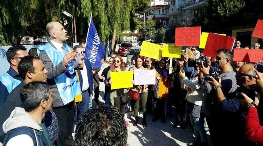 &Ouml;ğretmenler Su&ccedil;lanan Meslektaşlarına Sahip &Ccedil;ıktı