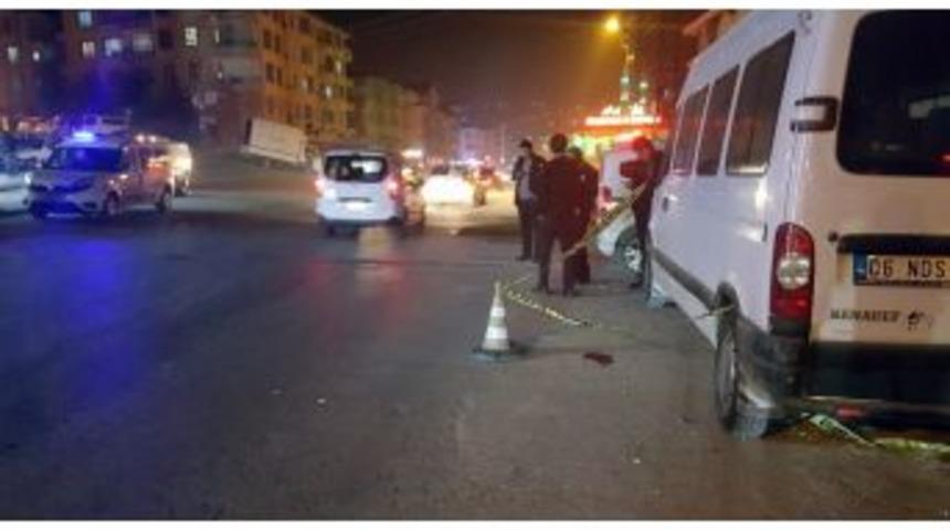 Kavga Eden Grubu Ayırmak İsterken Bı&ccedil;aklandı