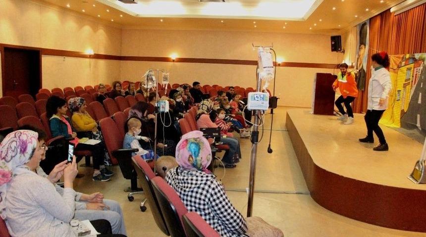 Tiyatro G&ouml;sterisi, L&ouml;semili &Ccedil;ocuklara Moral Oldu