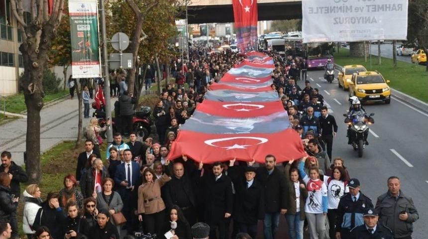 Beşiktaş&rsquo;ta Bin 94 Metrelik Dev T&uuml;rk Bayrağıyla Binler Dolmabah&ccedil;e&rsquo;ye Y&uuml;r&uuml;d&uuml;