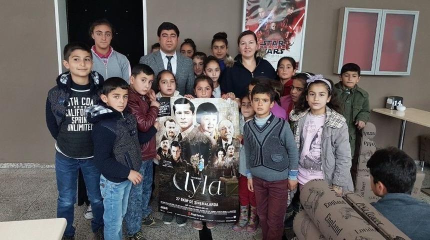 Kaymakam &Ouml;zkan&rsquo;dan &Ouml;ğrencilere Sinema Jesti