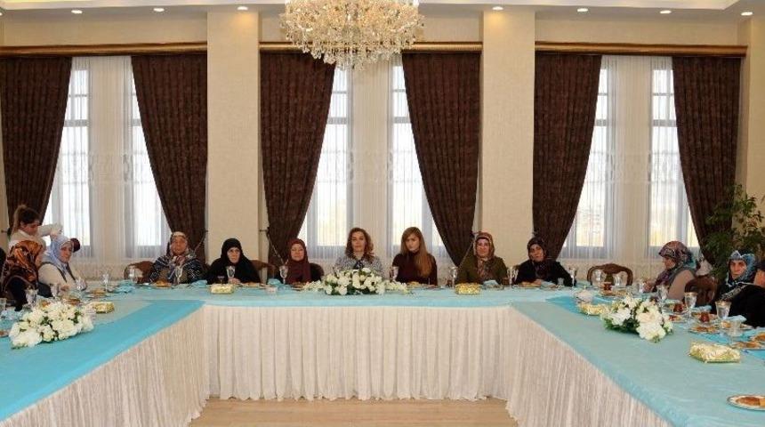 Vali Zorluoğlu’nun Eşi, Şehit Ailelerini Ağırladı