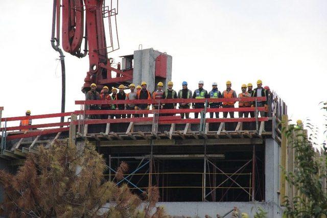 Ata’ya Metrelerce Yükseklikte Saygı Duruşu