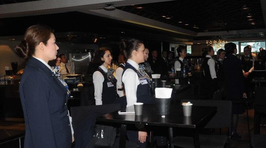 Pilotlar Ve Hosteslerden Ata&rsquo;ya Saygı Duruşu