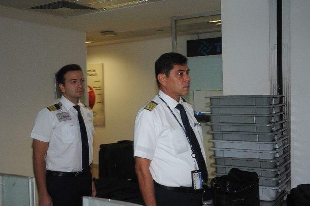 Pilotlar Ve Hosteslerden Ata&rsquo;ya Saygı Duruşu 1
