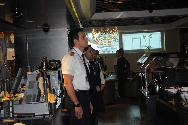 Pilotlar Ve Hosteslerden Ata&rsquo;ya Saygı Duruşu 2