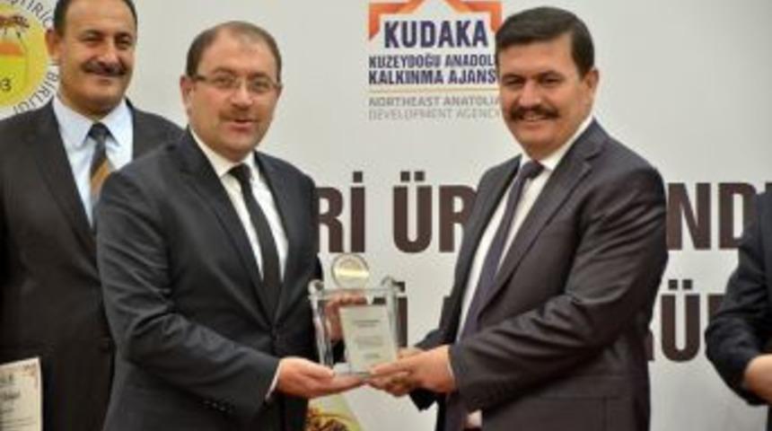 Arı &Uuml;r&uuml;nleri &Uuml;retimindeki Kriterler Ve Bal Dışındaki Arı &Uuml;r&uuml;nlerinin &Ouml;nemi Sempozyumu